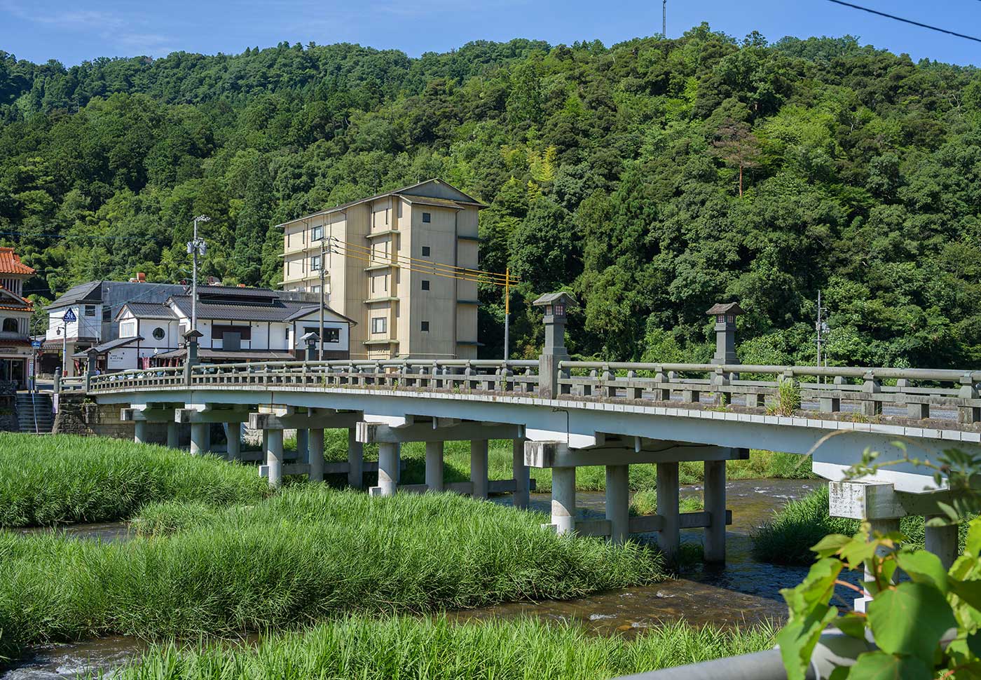三朝橋とレトロな街並み